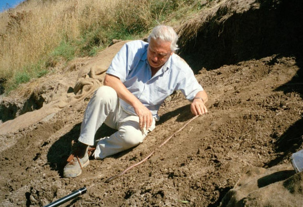 Photo credit: Sir David Attenborough via Dr Beverley Van Praagh / www.giantearthworm.org.au