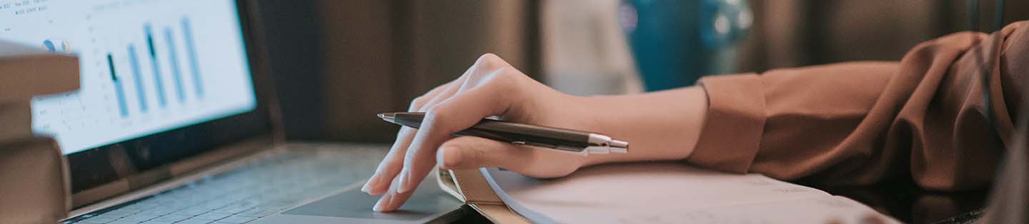 a women looking at a graph on her laptop